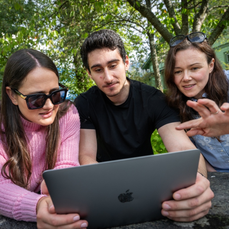 Studenter tittar på laptop.