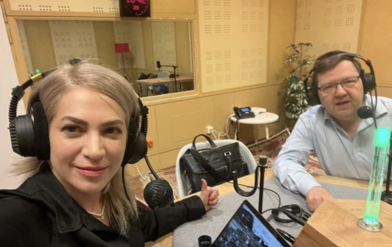 Tal- och röstforskare Gláucia Laís Salomão i radiostudion med Sten Ternström. med 