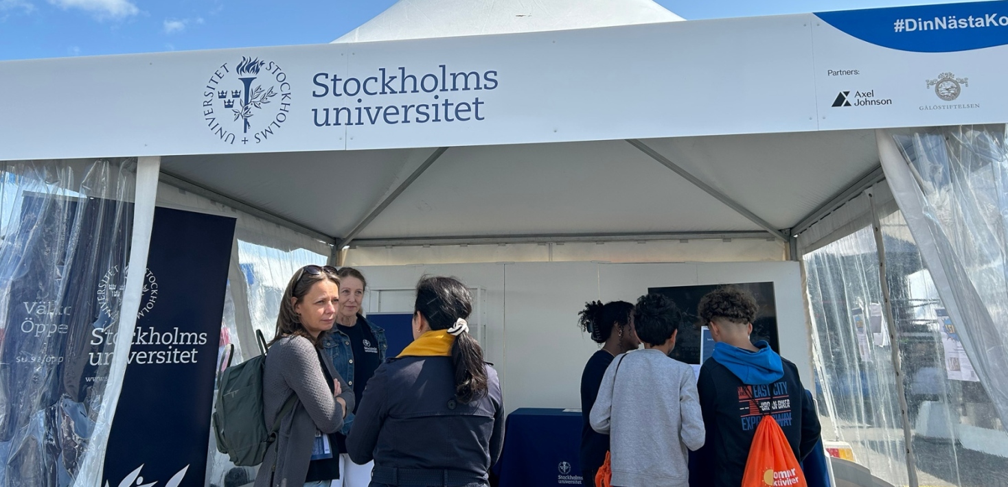 Besökare i Stockholms universitets tält på Järvaveckan.