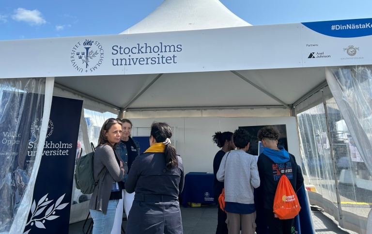 Besökare i Stockholms universitets tält på Järvaveckan.