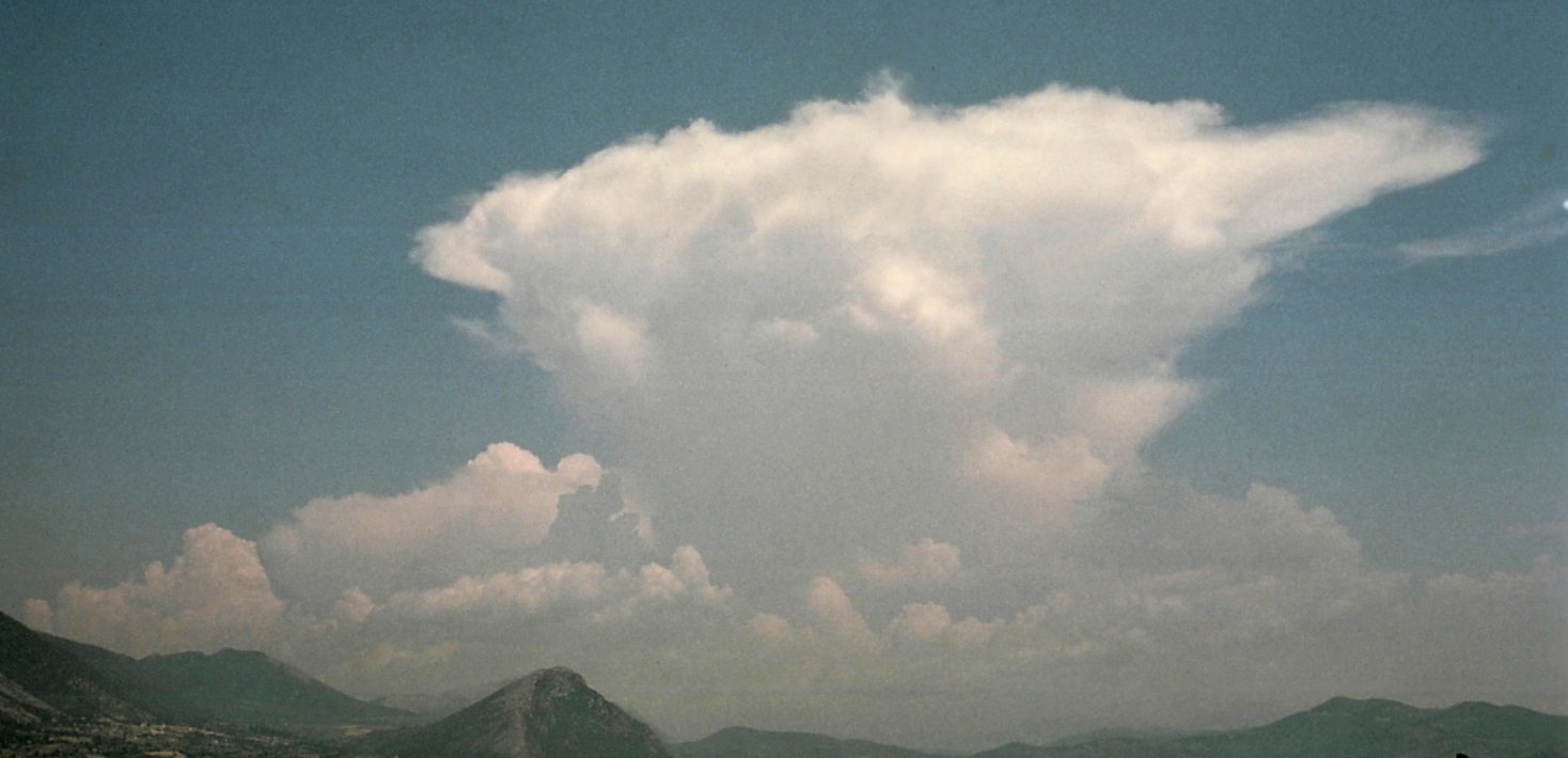Cumulonimbus, städformat moln över berg.
