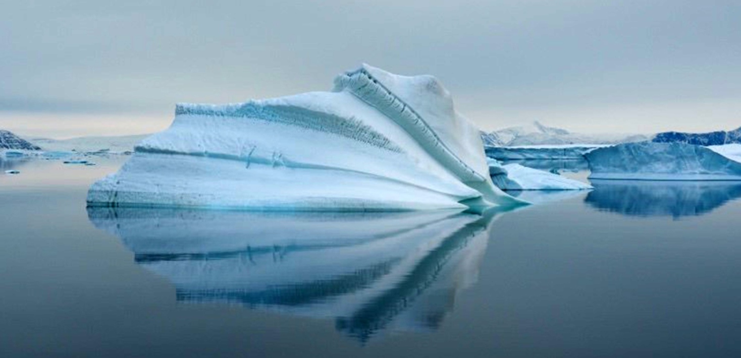 Isberg reflektion i Arktiska havet.