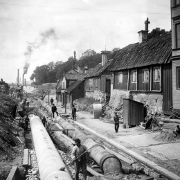 svartvitt fotografi över personer som jobbar med en vattenledning i Stockholm på 1800-talet.