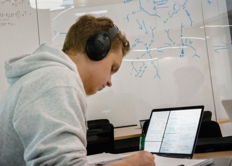 Student som skriver på papper