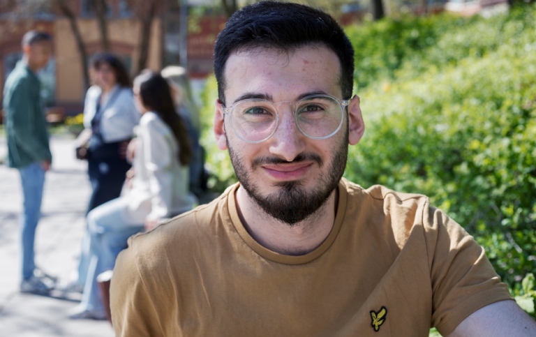 Manlig student utomhus.