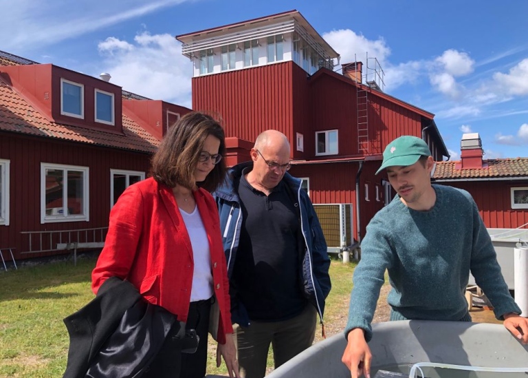 Doktoranden Moritz Nusser visar sitt experiment i en vattentank för Christina Beinhoff och Christoph
