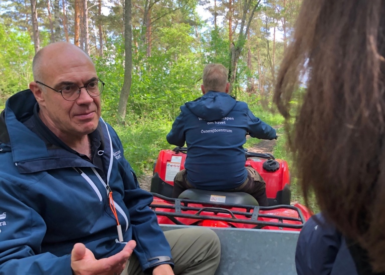 Christoph Humborg informerar om Askö under färd med fyrhjuling.