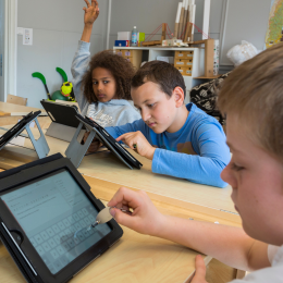 Barn läser och skriver digitalt
