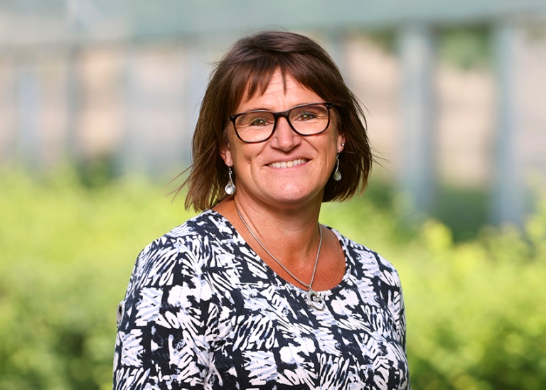Ingela Holmström, professor i teckenspråk.