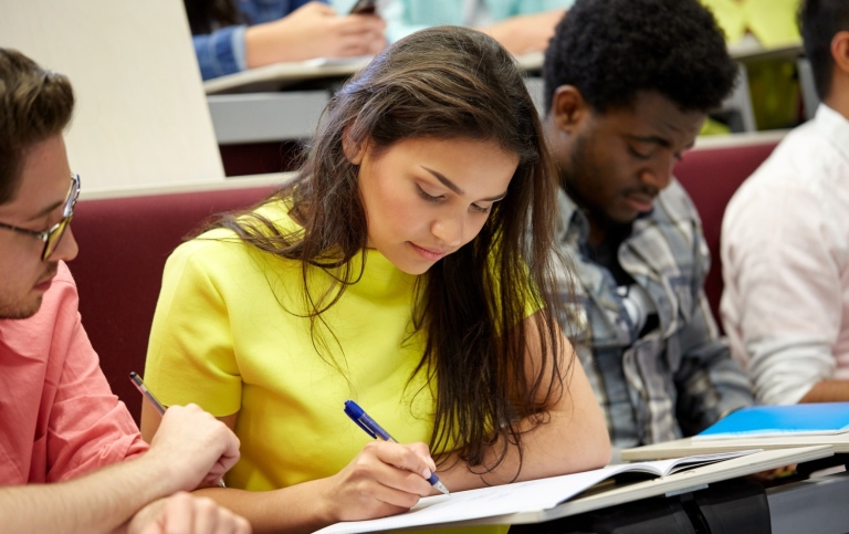Internationella studenter på föreläsning.
