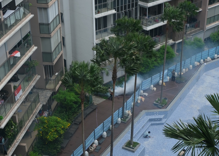 Thermal fogging, en sorts kemisk bekämpning av insekter, i Singapore.