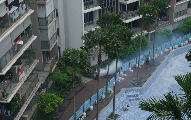 Thermal fogging, en sorts kemisk bekämpning av insekter, i Singapore. Foto: Tomas Cole Thermal fogging, en sorts kemisk bekämpning av insekter, i Singapore.