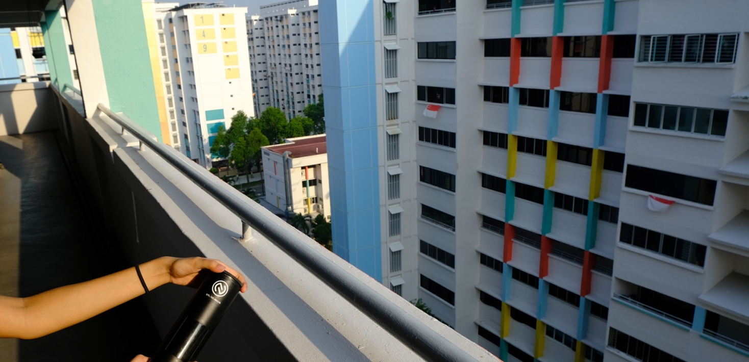 Myggor infekterade med wolbachia släpps ut från ett rör i ett bostadsområde i Singapore