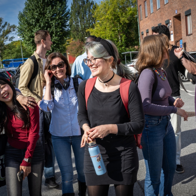 Studenter utanför Institutionen för kultur och estetik.
