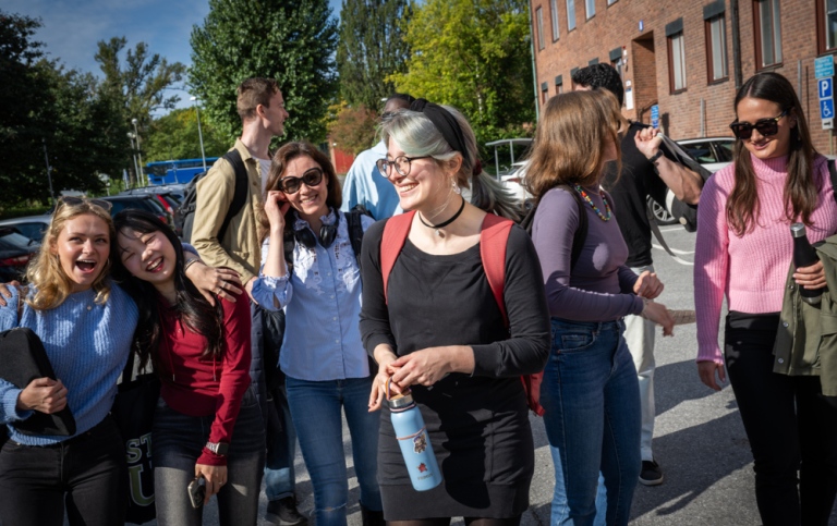 Studenter utanför Institutionen för kultur och estetik.