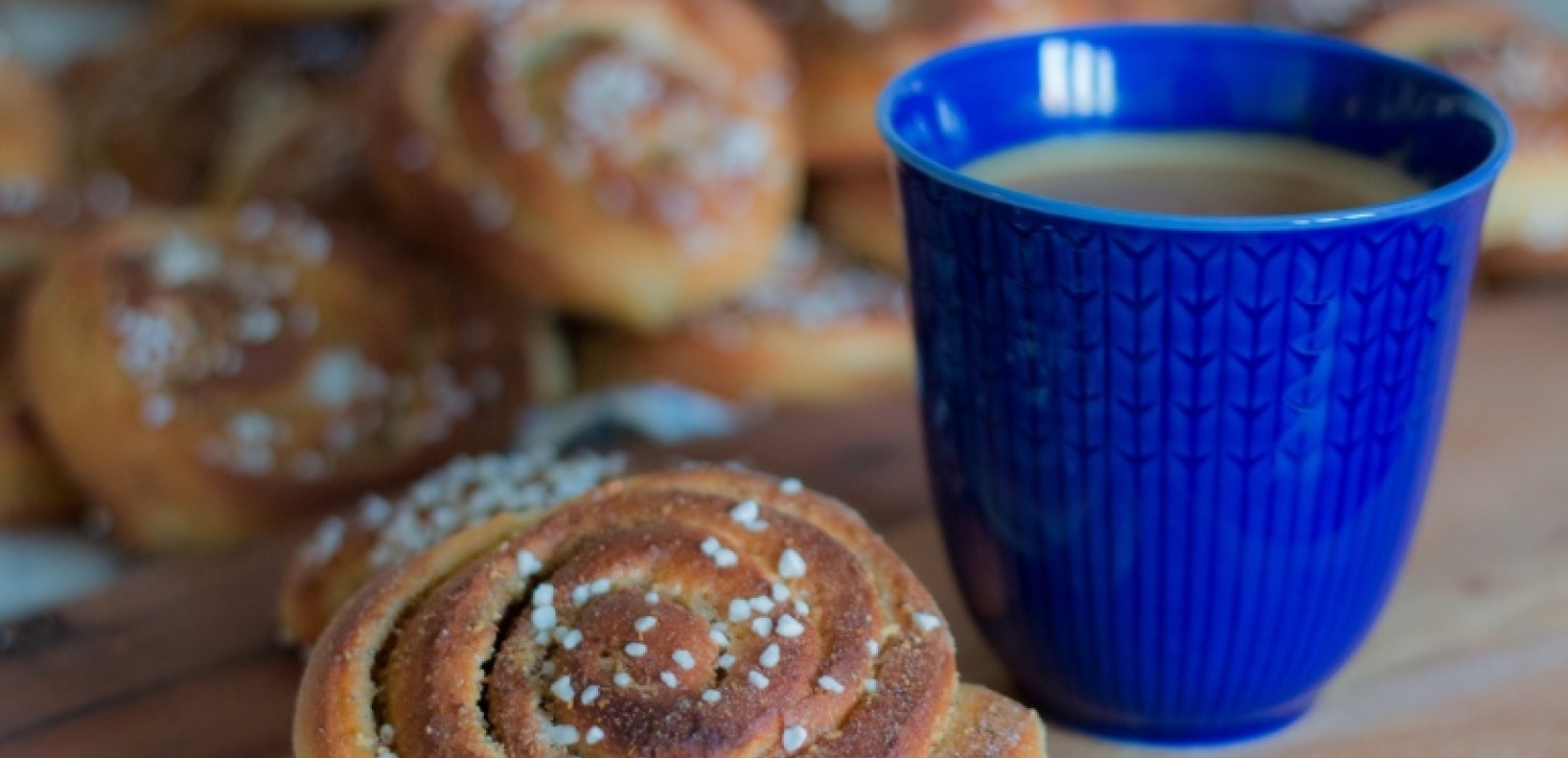 Fika med kaffe och bullar.