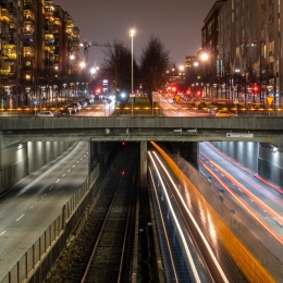 Stadstrafik på kvällen.