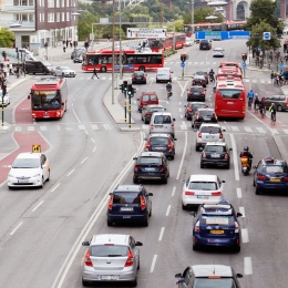 Trafik i Hornstull med bilar, bussar, cyklar och gångtrafikanter.