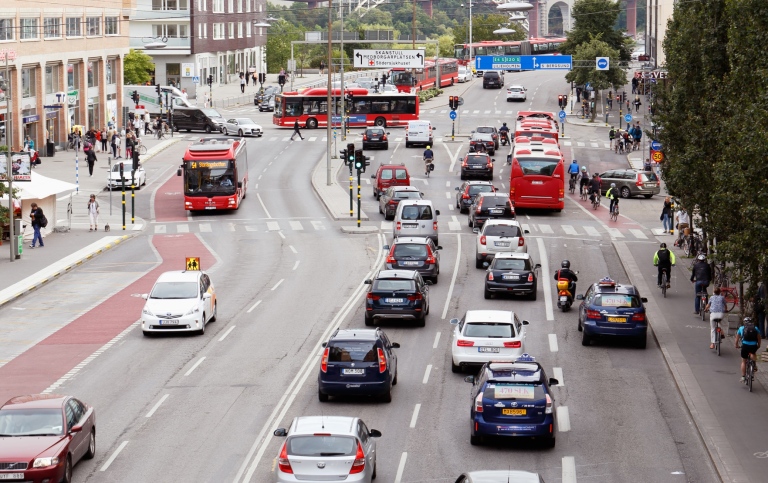 Trafik i Hornstull med bilar, bussar, cyklar och gångtrafikanter.