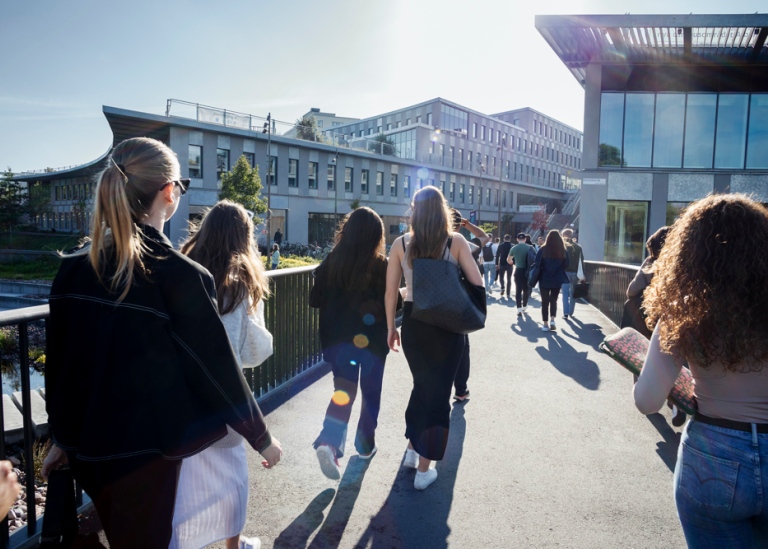 Studenter på gångbron i Albanoparken, på väg till Albano.