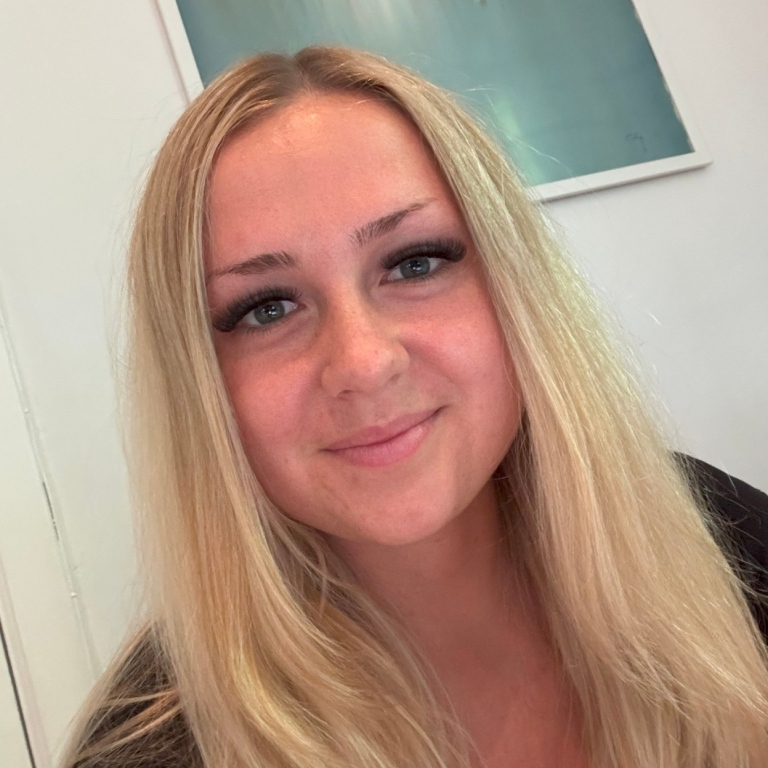 Porträttbild på Freja.
