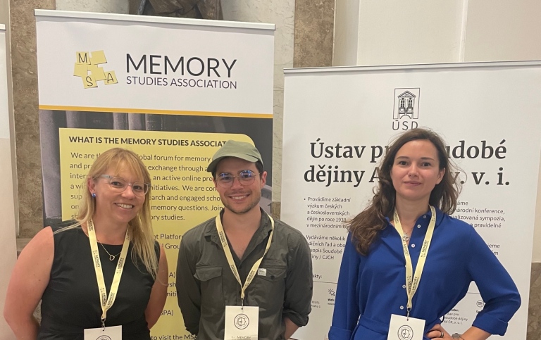Danielle Drozdzewski, Viktor Aronsson och Natalia Volvach på forskningskonferens i Prag.