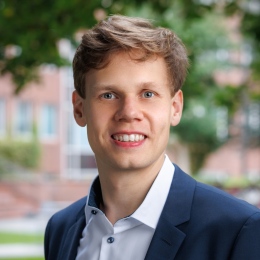 Profile picture of Martin Koenen in a shirt and tie.