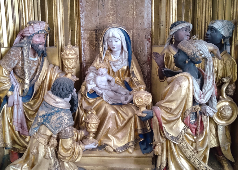 Skulpturer som föreställer Maria och Jesusbarnet omgivna av de vise männen.