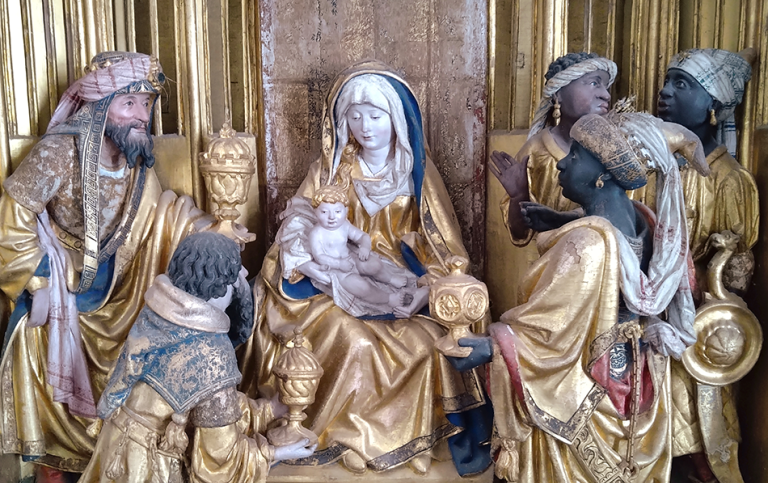 Skulpturer som föreställer Maria och Jesusbarnet omgivna av de vise männen.