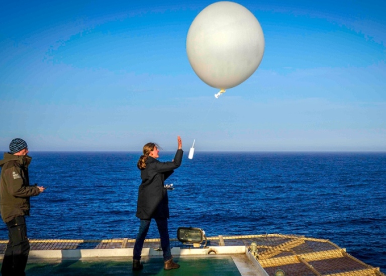 Luise Schulte från forskarskolan skickar iväg en av de första radiosonderingsballongerna