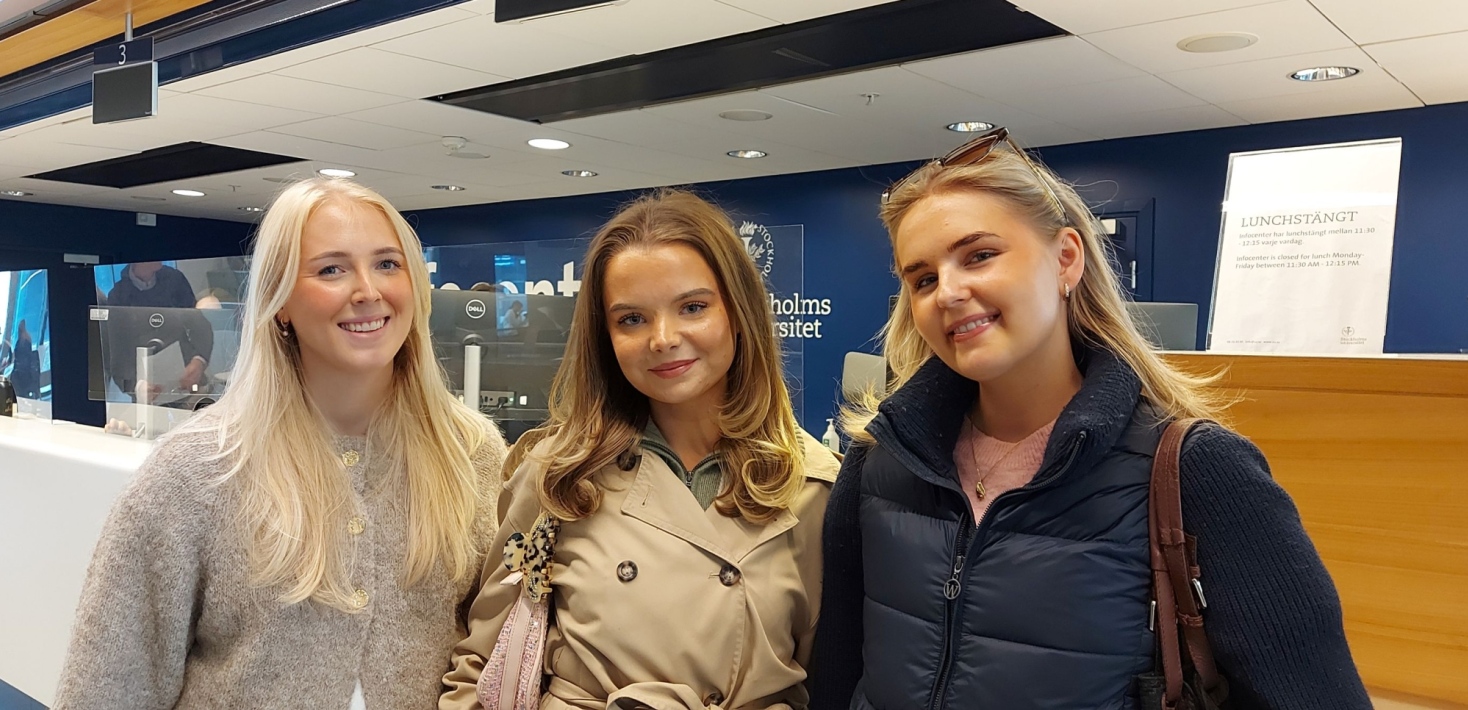 Three Norwegian exchange students in front of Infocenter.