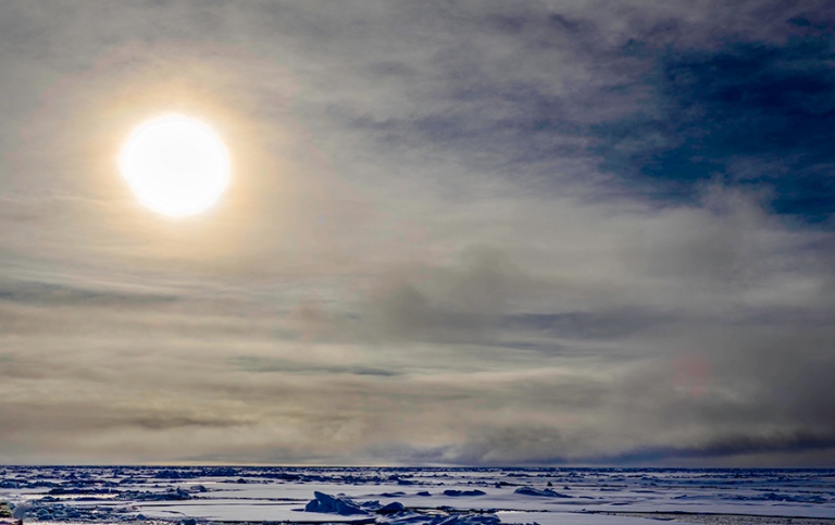 Stark sol, moln, snö och is.