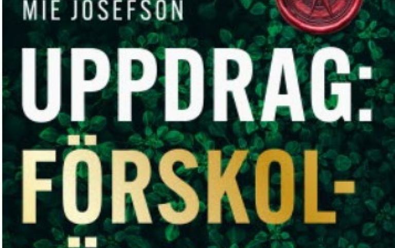Text på grönbladigt omslag med en lackstämpel i form av en kompass.