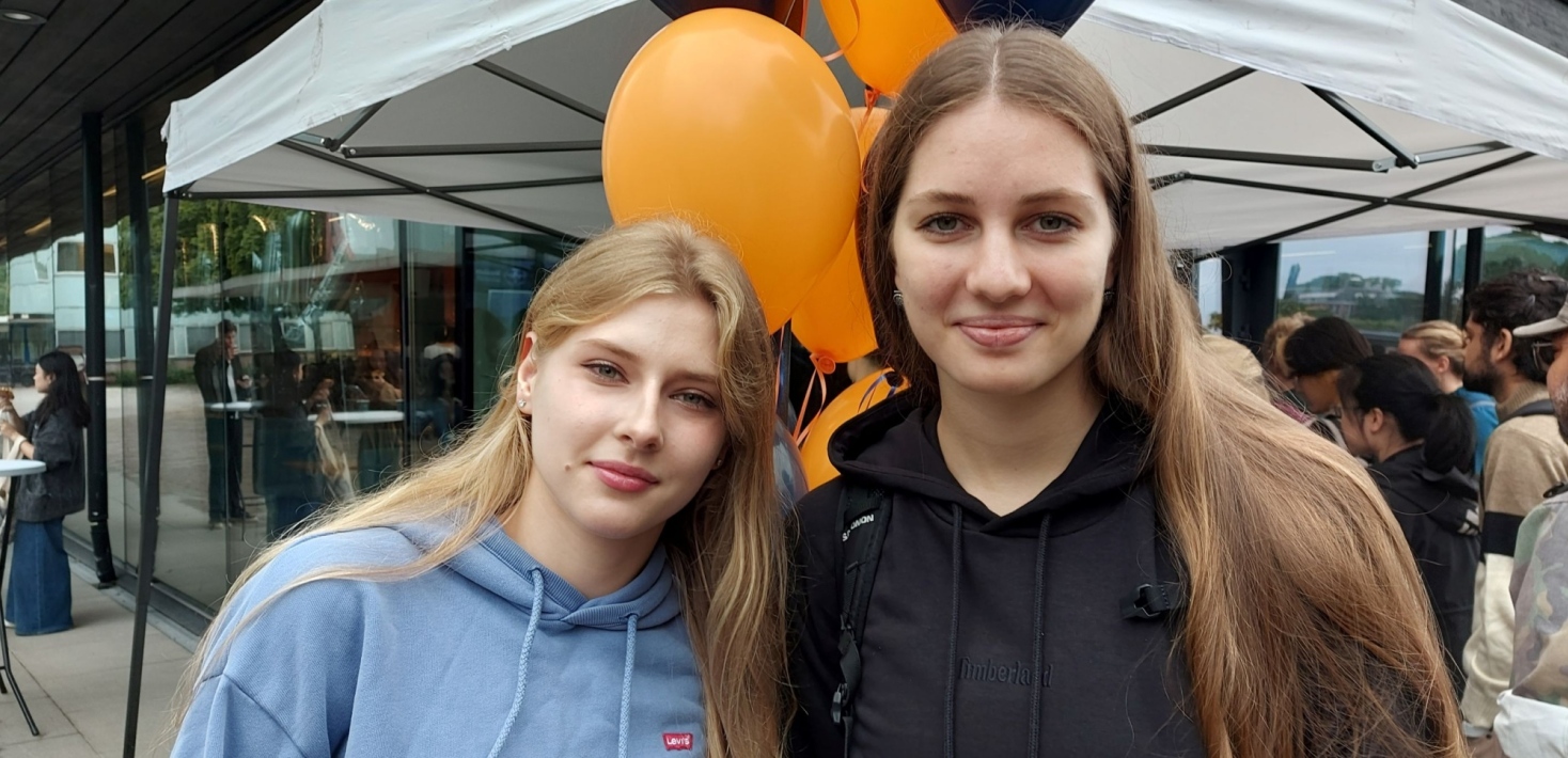 Ukrainska studenterna Arina och Tina.