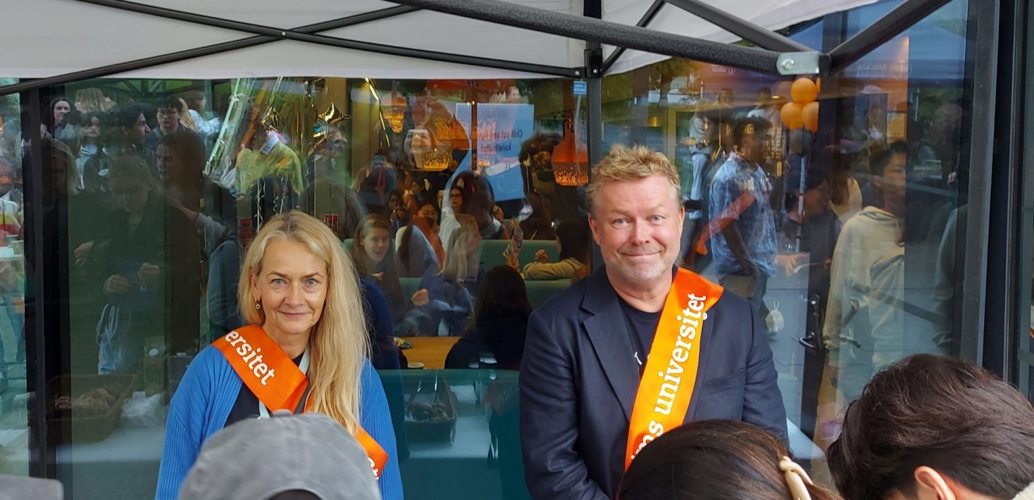 Fika utanför Studenthuset.