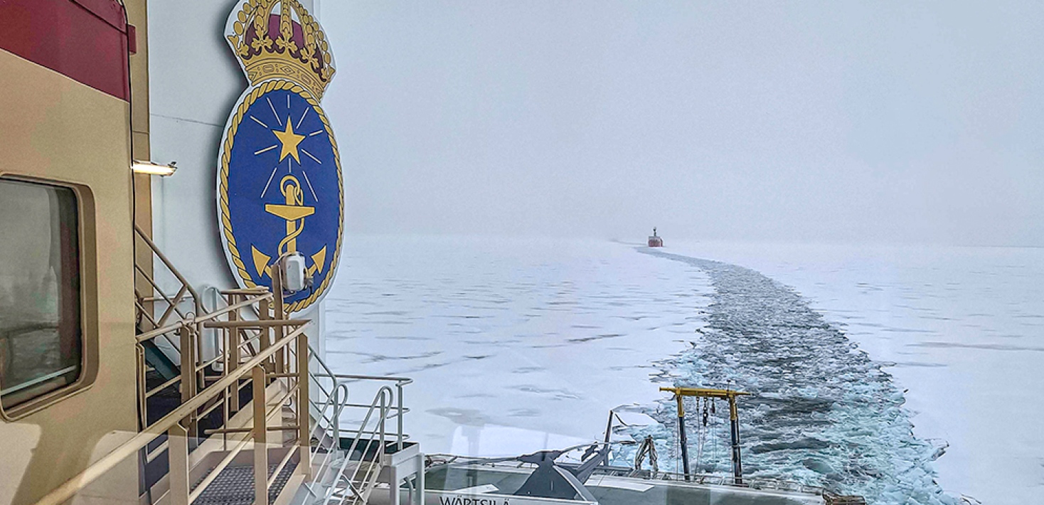 Isbrutaren St Laurent långt bort på andra sidan isrännan, sedd från isbrytaren Odens akter.