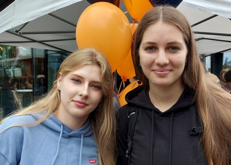 Två studenter utanför Studenthuset under Välkomstdagen