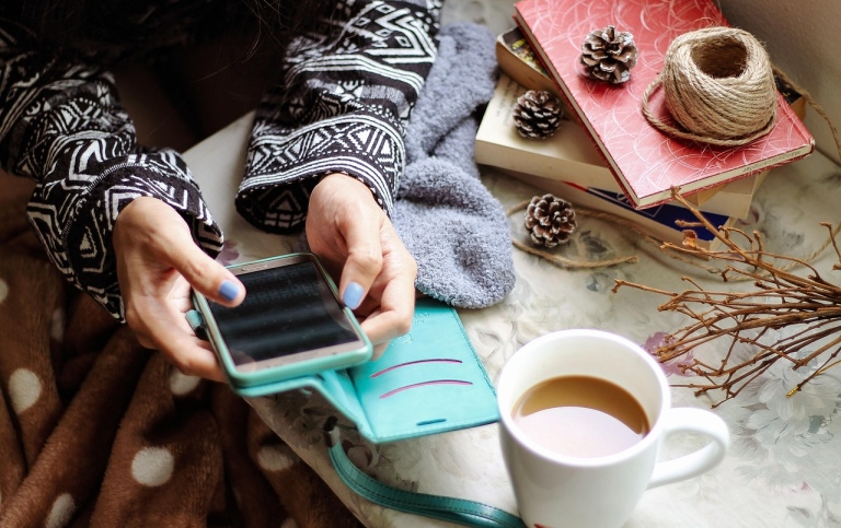 Händer och mobiltelefon. Foto: Marie /Pixabay