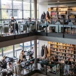 Studenter och bokhyllor på Copenhagen Business School.