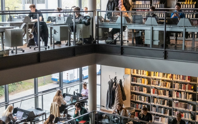 Studenter och bokhyllor på Copenhagen Business School.