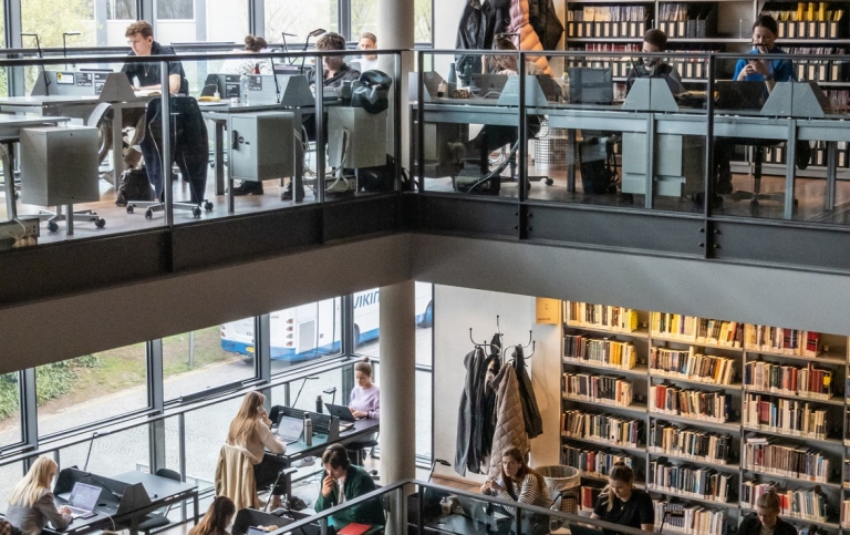Students and book shelves at Copenhagen Business School.