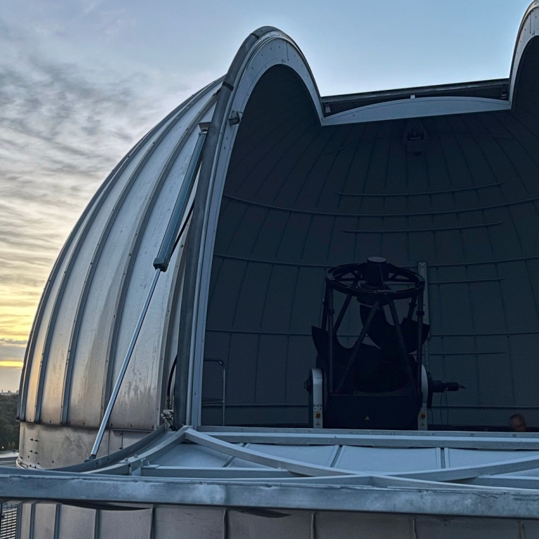 Det nya teleskopet i kvällsljus.