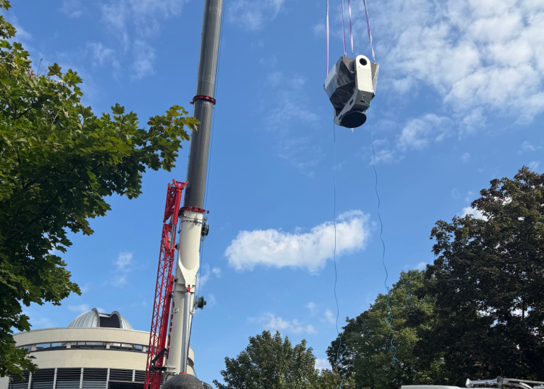 The new telescope is lifted to the roof of AlbaNova by a big crane.
