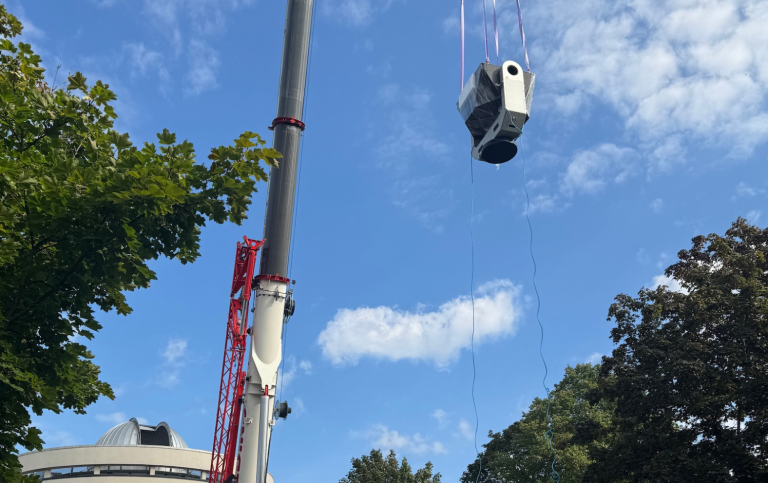 The new telescope is lifted to the roof of AlbaNova by a big crane.