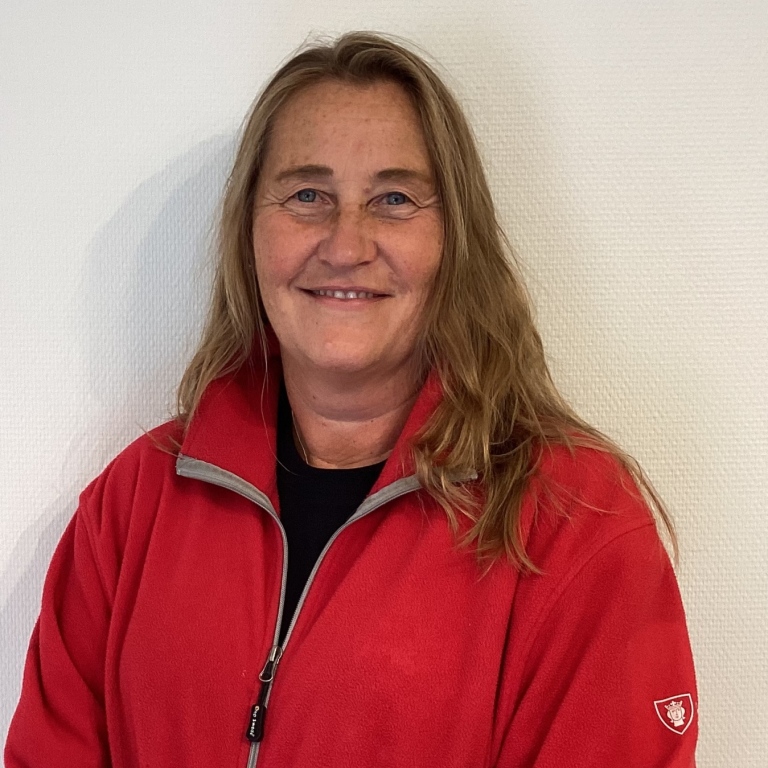 Yla Smith i röd arbetströja.