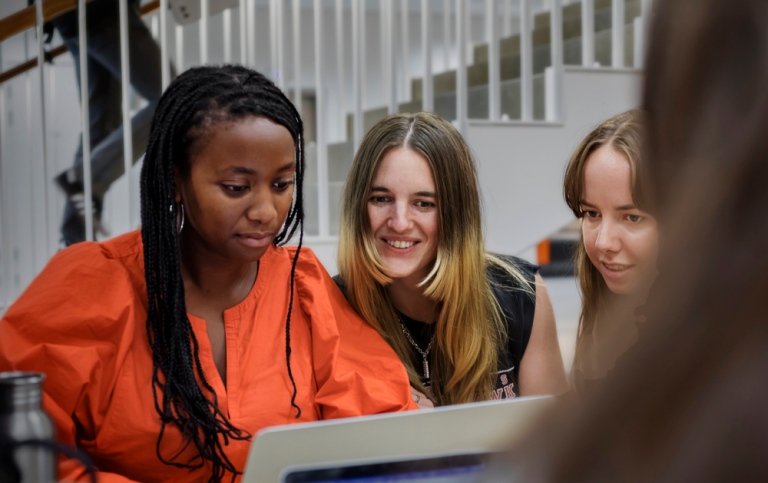 Studenter framför dator
