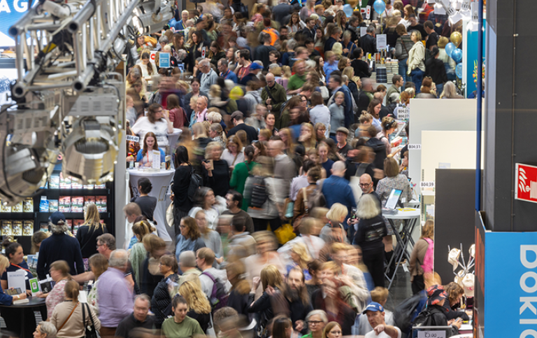 Mässgolv med många människor.