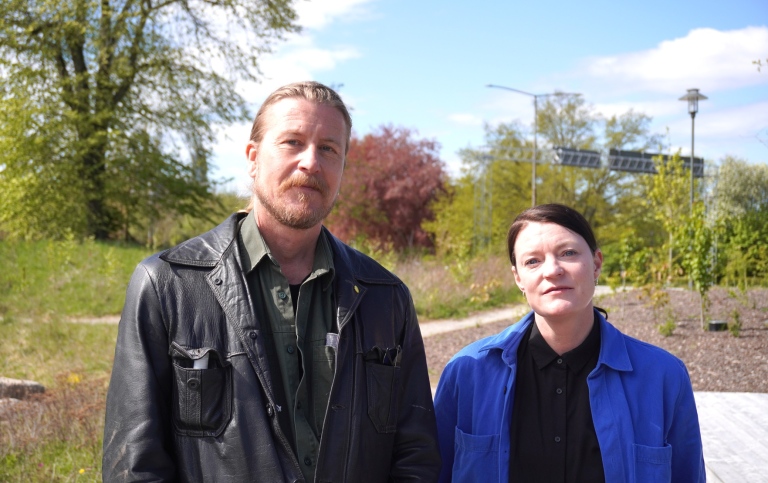 Forskarna Mats Ekendahl och Eva Samuelsson utanför Campus Albano.