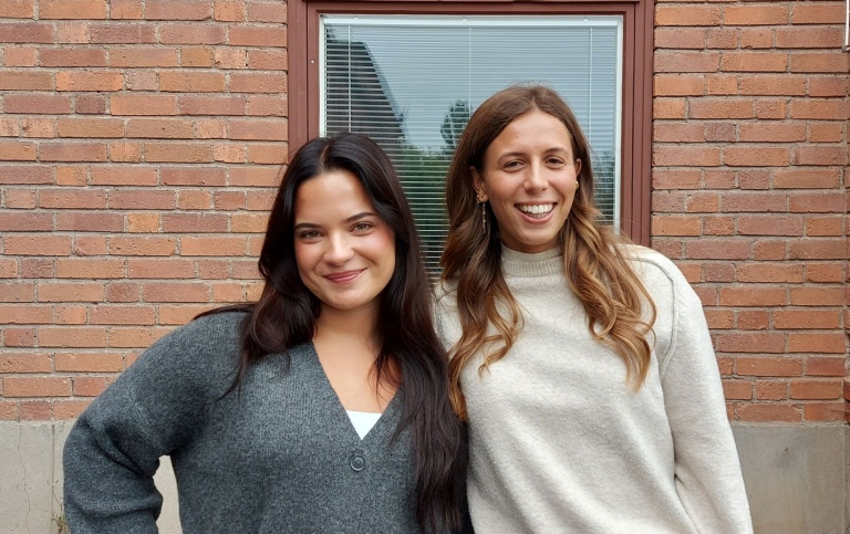 Katarina and Giulia in front of a window.