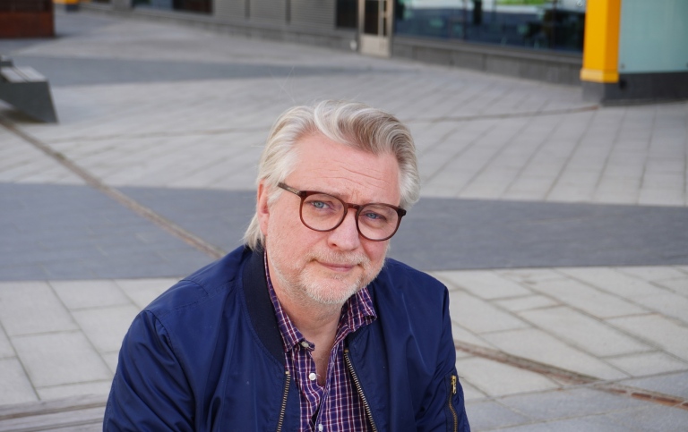 Tobias Falk utanför DSV